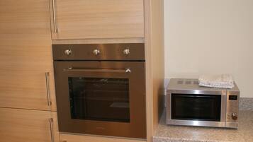 Apartment, 2 Bedrooms, Non Smoking | Private kitchenette | Fridge, microwave, oven, coffee/tea maker