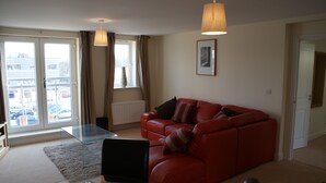 Appartement, 2 slaapkamers, niet-roken | Woonkamer | Een dvd-speler