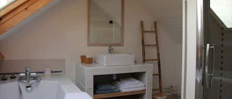 Chambre (Marjolaine) | Salle de bain | Douche cascade, articles de toilette (gratuits), séchoir à cheveux