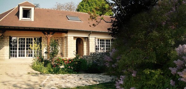 Fachada de la propiedad