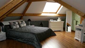 Bureau, rideaux occultants, lits bébé (gratuits), Wi-Fi gratuit