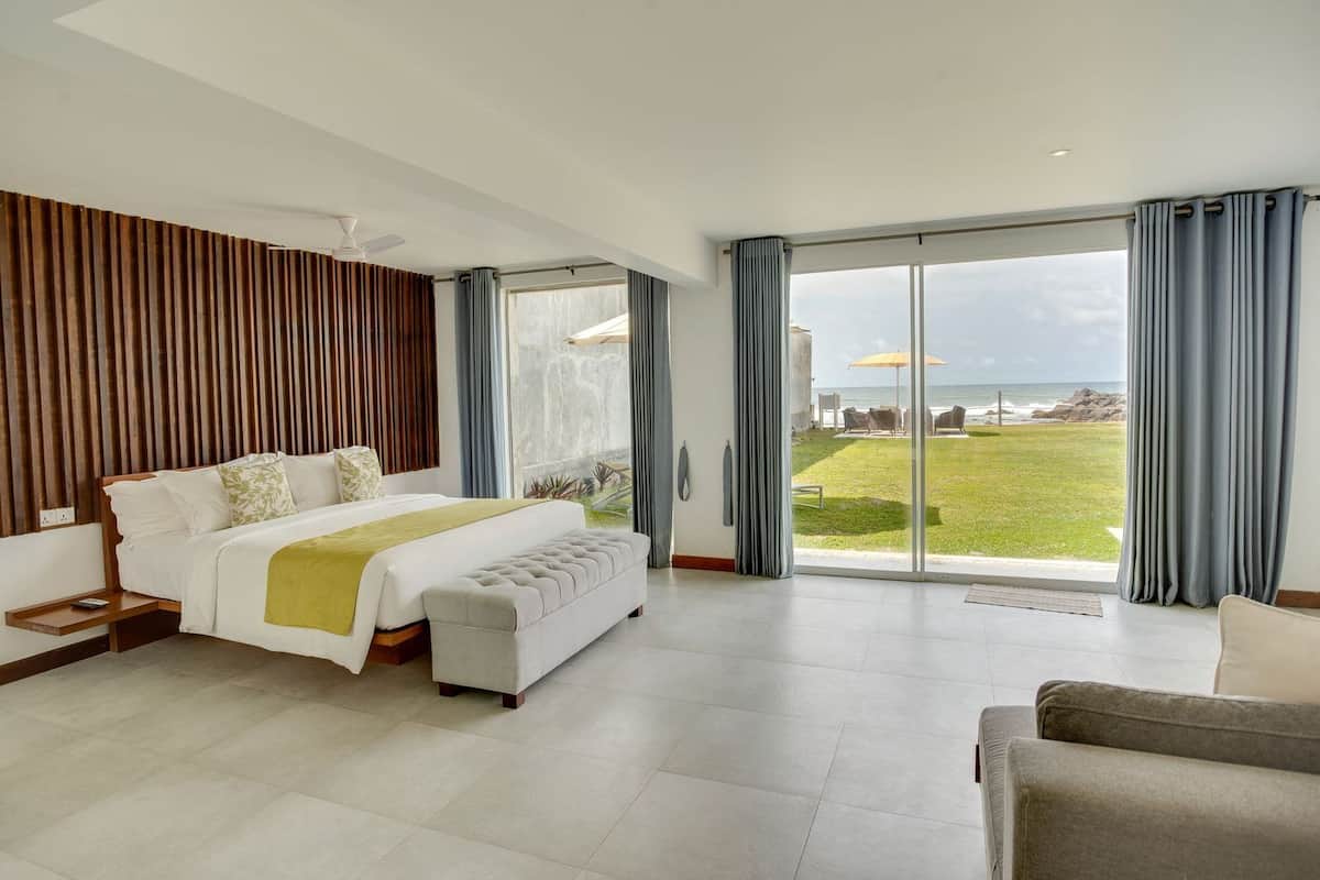 Luxury-Suite, 1 King-Bett, Meerblick | 1 Schlafzimmer, Zimmersafe, Schreibtisch, Verdunkelungsvorhänge