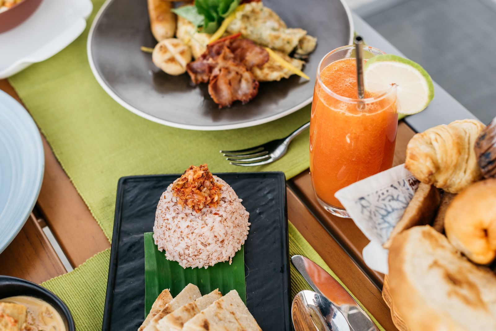 A meal with rice, skewers, and a drink on a table.