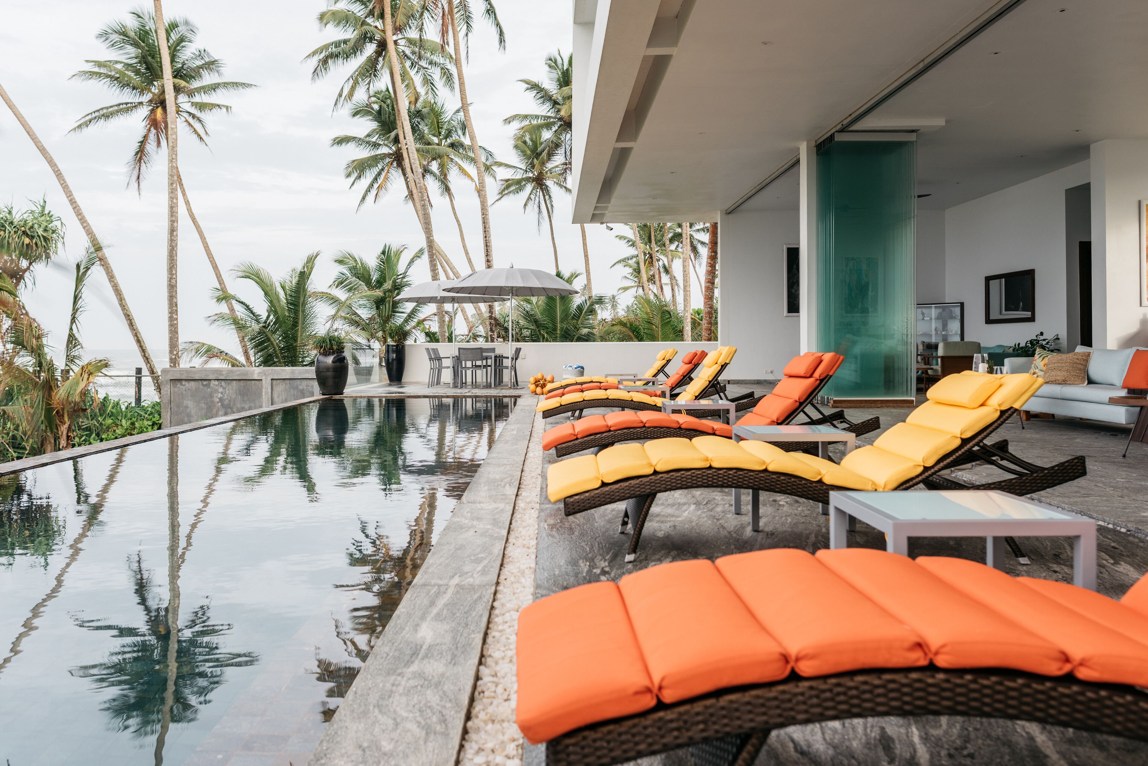 Kolam renang outdoor, dengan kursi berjemur