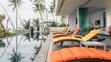 Kolam renang outdoor, dengan kursi berjemur