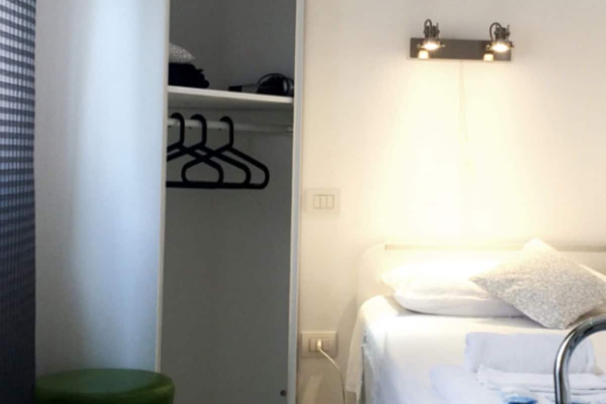 Caja de seguridad en la habitación, escritorio y cunas gratuitas