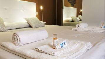 Camera tripla, 1 letto queen con divano letto | Una cassaforte in camera, una scrivania