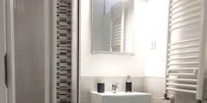 シャワー、バスアメニティ (無料)、ヘアドライヤー、ビデ