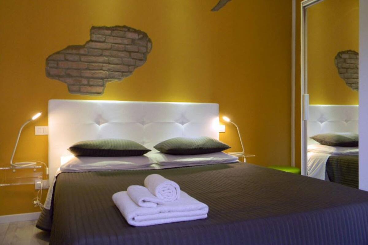 Kolmen hengen huone, 1 keskisuuri parisänky ja vuodesohva | Tallelokero huoneessa, työpöytä, ilmaiset vauvansängyt, ilmainen Wi-Fi