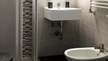 Doccia, set di cortesia gratuito, asciugacapelli, bidet