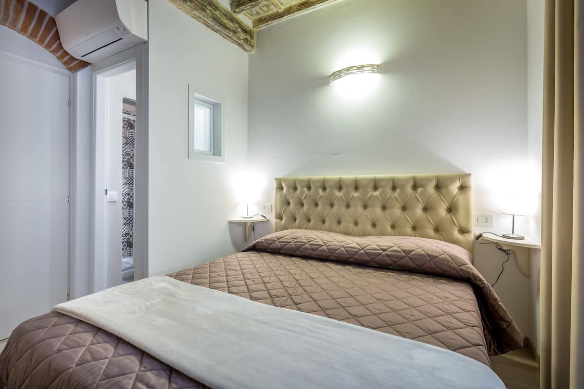 Chambre Double Standard | Minibar, coffres-forts dans les chambres, bureau, rideaux occultants