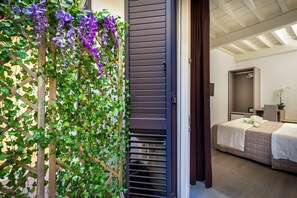 Superior Double Room | Minibar, in-room safe, desk, blackout drapes - Relais Gaia (Florence)