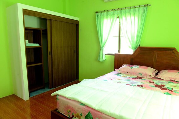 2-Bedroom House | Minibar, iron/ironing board, free WiFi