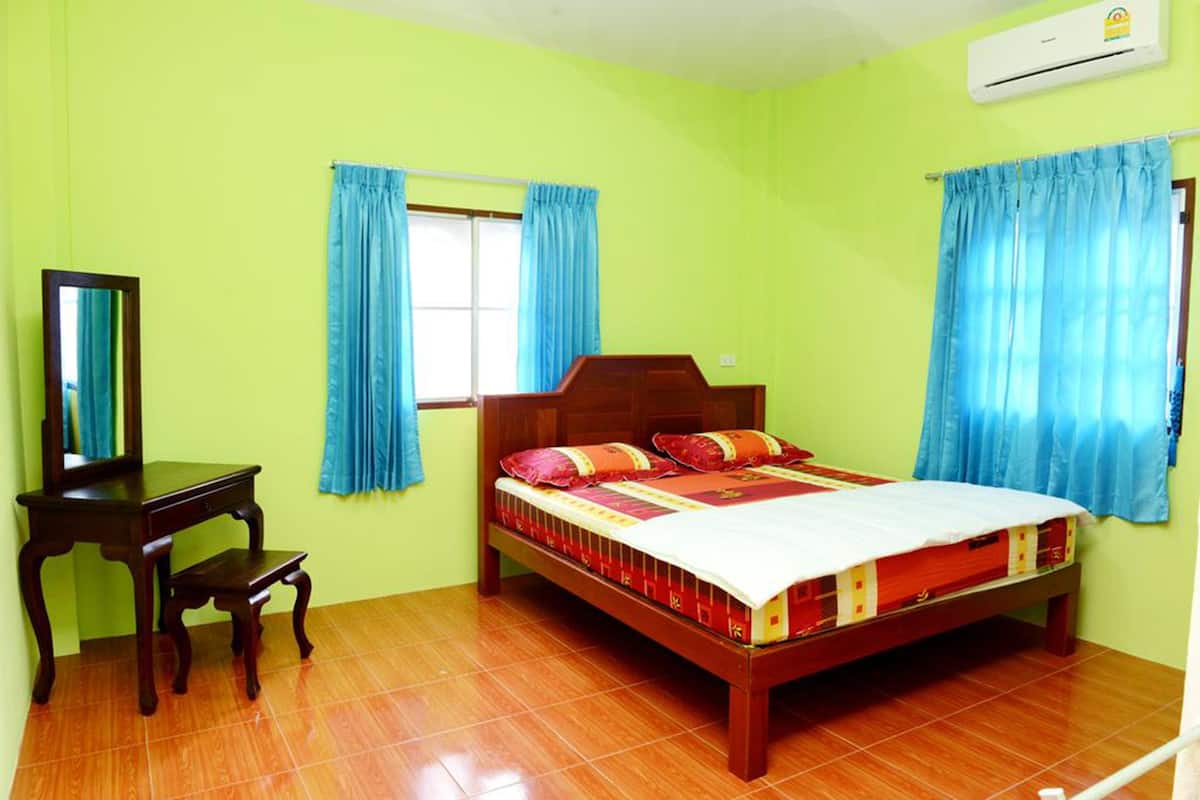 Minibar, iron/ironing board, free WiFi