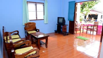 1-Bedroom House | Living area