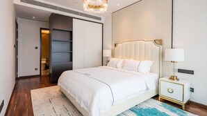 Superior Suite, 2 Bedrooms | Ruang kerja komputer riba, langsir/tirai gelap terus, Wi-fi percuma 