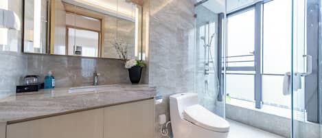 Business Apartment | Bathroom | Free toiletries, hair dryer, slippers