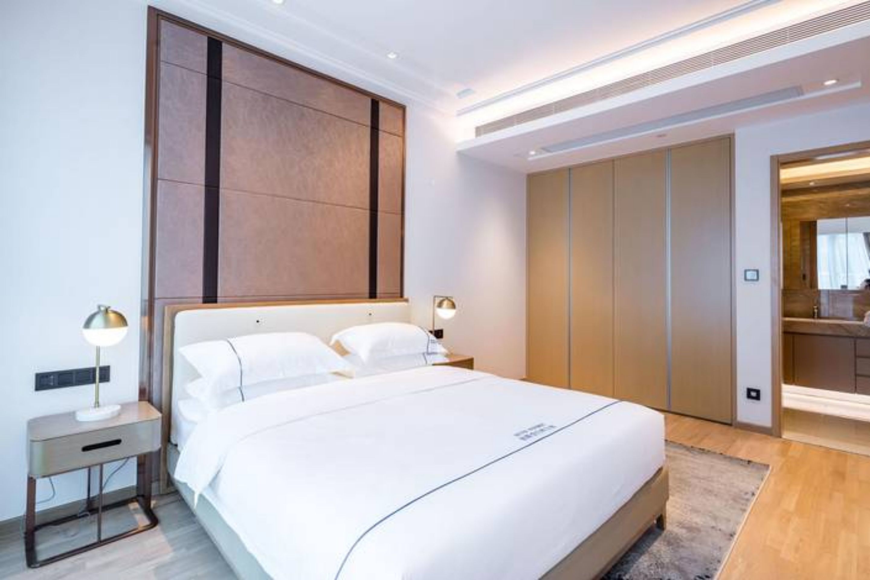 Espacio para trabajar con laptop, cortinas blackout y wifi gratis 