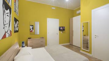 Un dormitorio con cama, cómoda, televisor y espejo.