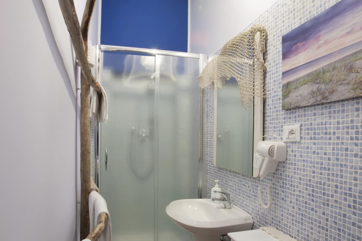Deluxe Triple Room | Bathroom
