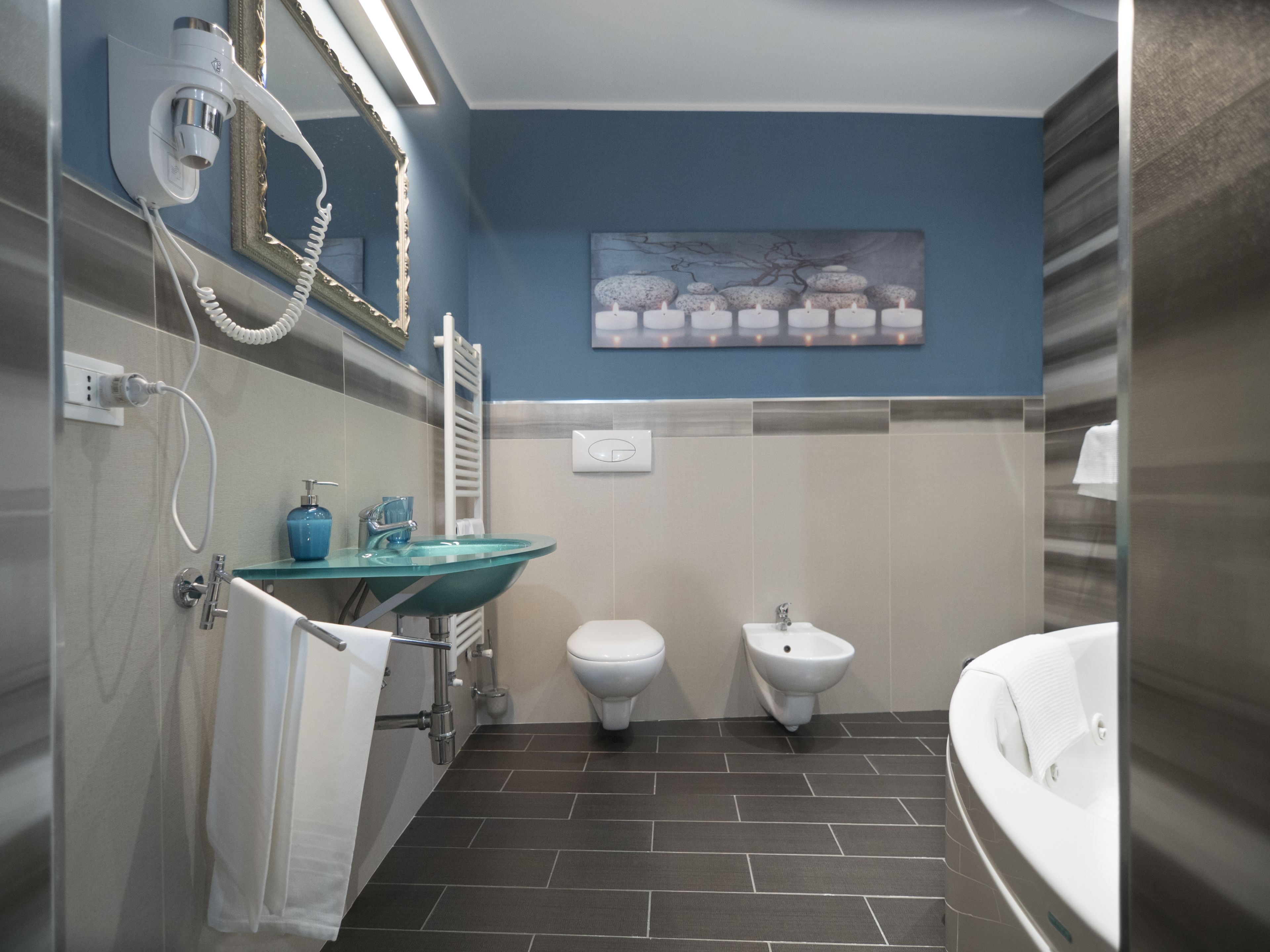 Haartrockner, Bademäntel, Bidet, Handtücher