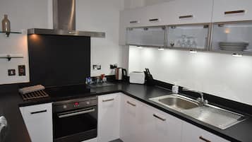 Full-sized fridge, microwave, stovetop, electric kettle