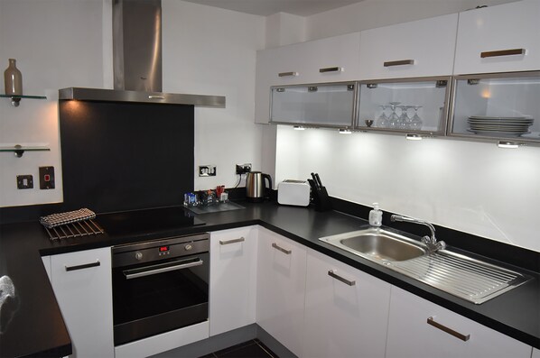 Full-size fridge, microwave, stovetop, electric kettle - Shortletting by Centro Ap. - Alpha House (Northampton)