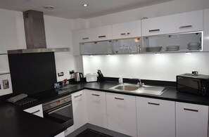 Full-sized fridge, microwave, stovetop, electric kettle - Shortletting by Centro Ap. - Alpha House (Northampton)