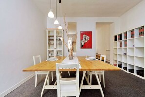 Apartment, 2 Schlafzimmer | Essbereich im Zimmer