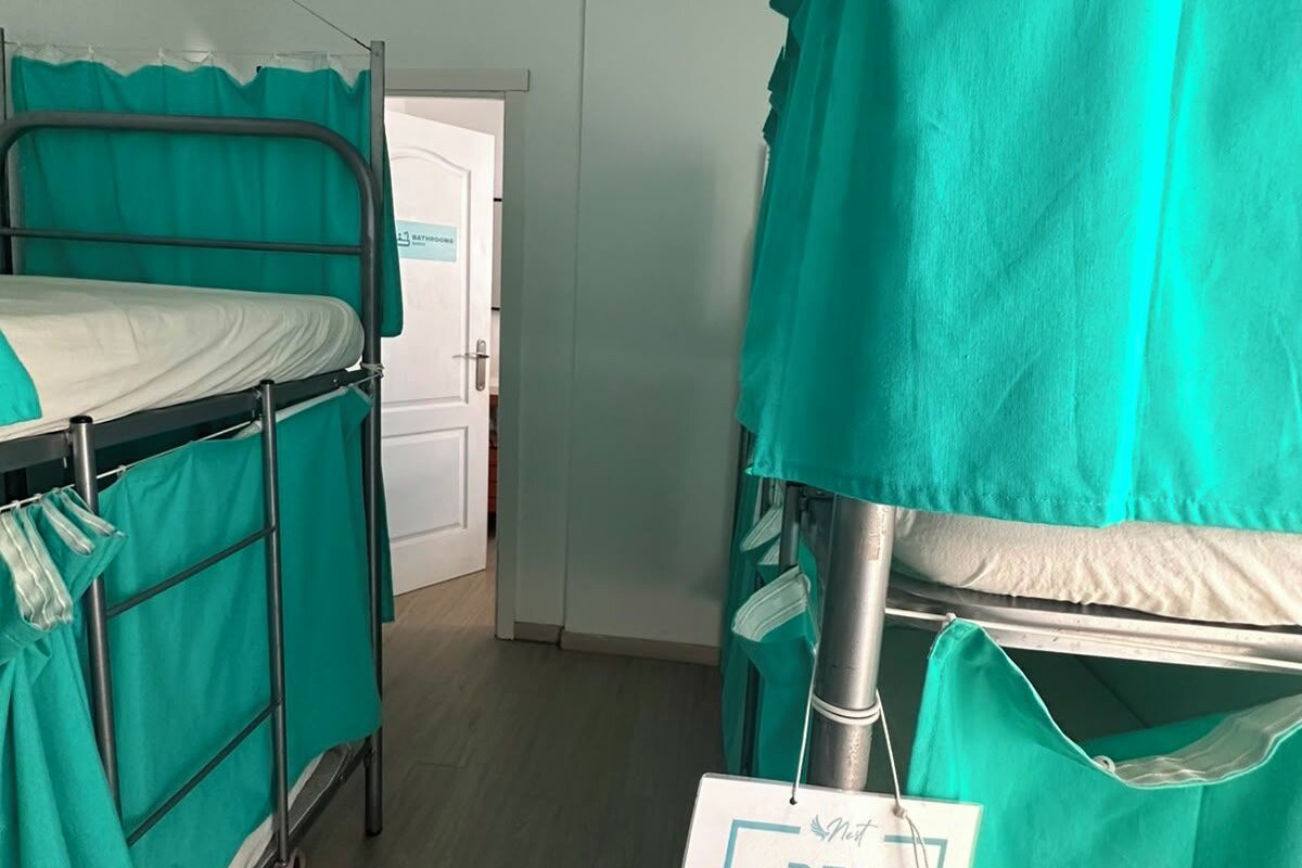 Una habitación de hospital con dos camas, cada una identificada con un número y la palabra 'CAMA', que indica que son habitaciones de pacientes.