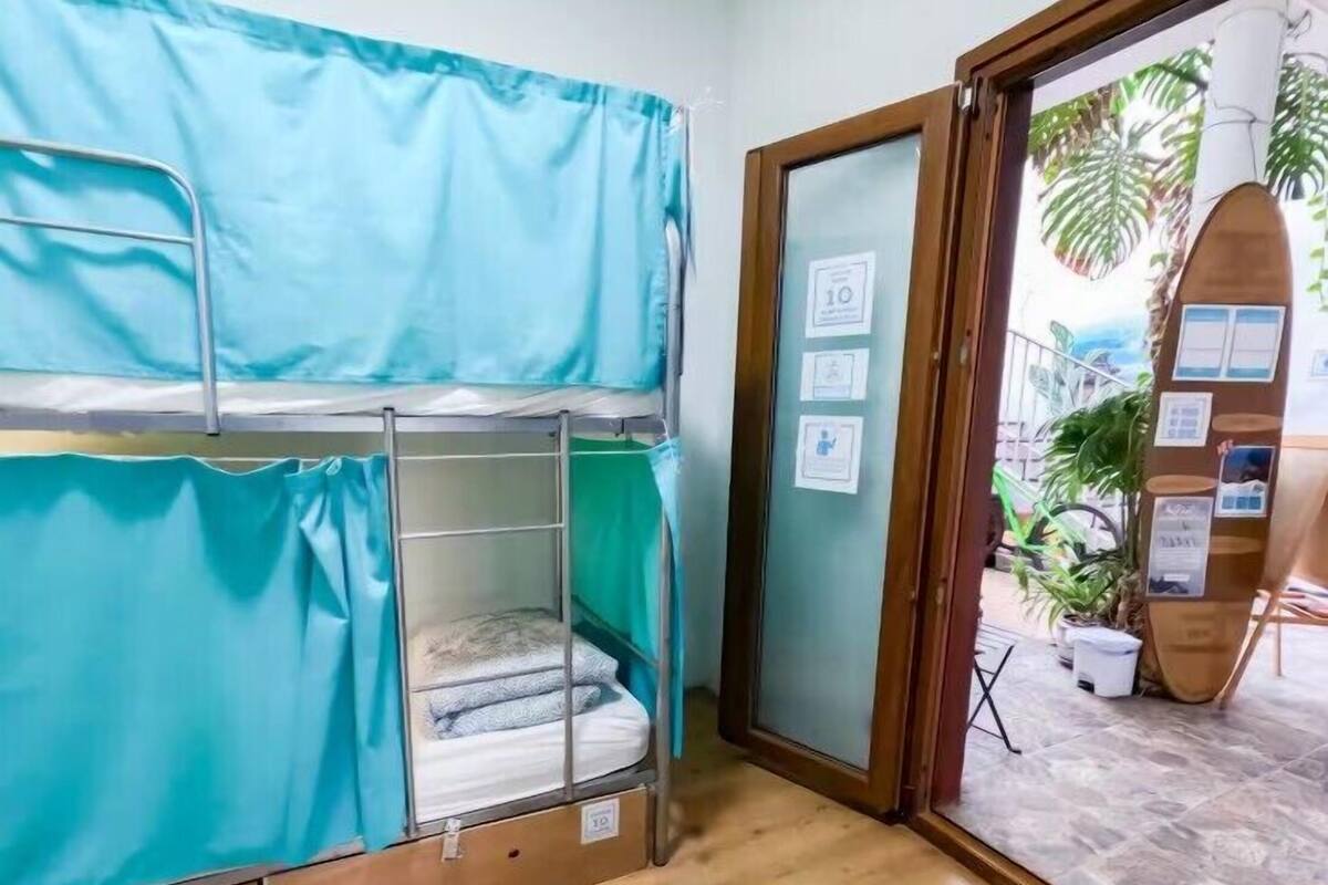 ห้องพักรวม, หอพักรวม (1 Bed in a 10-Bed Dormitory Room) | ผ้าม่านกันแสง, Wi-Fi ฟรี, ผ้าปูที่นอน