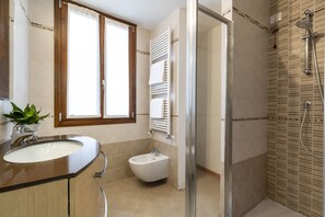 Guglie Design 2 - Appartamento 1 camera | Bathroom | Shower, rainfall showerhead, hair dryer, bidet - Guglie Design Apartments (Venice)