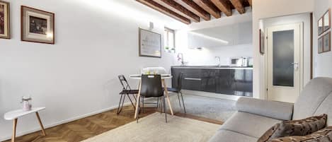 Ormesini Apartment, 1 bedroom, 1 living room | Cocina privada | Refrigerador, microondas, horno y parrilla de estufa