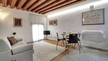 Ormesini Apartment, 1 bedroom, 1 living room | Área de estar | TV de tela plana