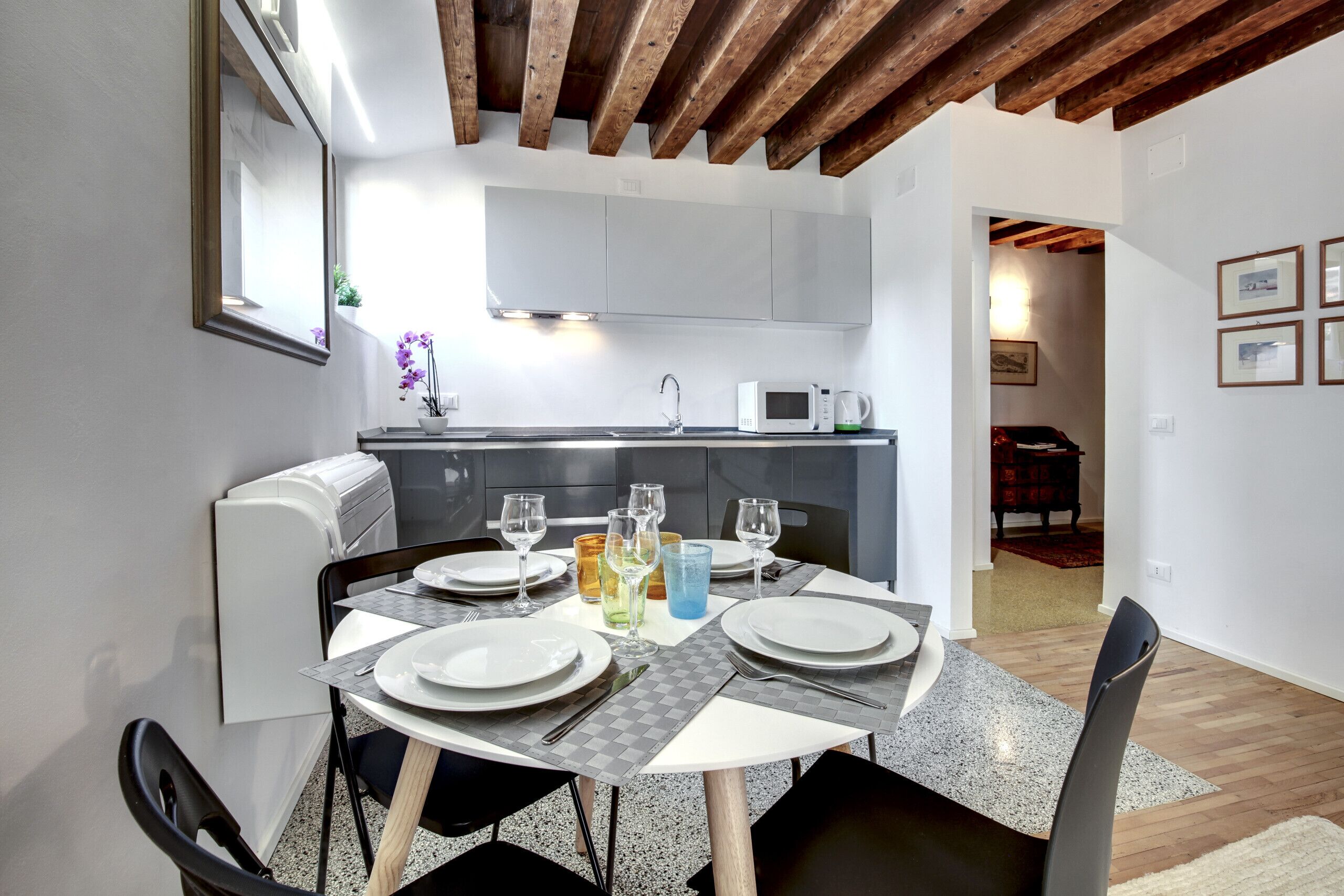 Ormesini Apartment, 1 bedroom, 1 living room | Cozinha privada | Geladeira, micro-ondas, fogão, cooktop