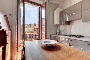 Apartment, 2 Schlafzimmer | Essbereich im Zimmer