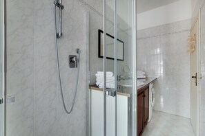 Apartment, 2 Schlafzimmer | Dusche im Bad