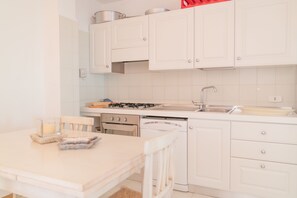 Apartamento, 1 quarto | Cozinha privada | Geladeira grande, cooktop, talheres/pratos/utensílios de cozinha