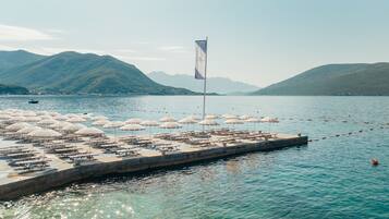 Privat strand, solstolar, parasoller och strandhanddukar