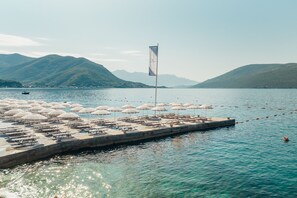 Plage privée, chaises longues, parasols, serviettes de plage