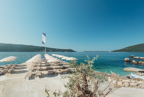 Plage privée, chaises longues, parasols, serviettes de plage