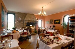 Esmorzar diari de cuina local gratuït 