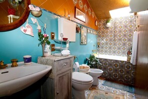 Habitación Confort doble | Baño | Bidé y toallas