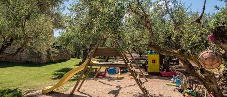 Children’s play area – outdoor