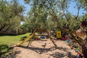 Área de juegos infantiles al aire libre