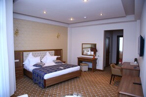 In-room safe, desk, iron/ironing board, rollaway beds - Multi Rest House (Tsaghkadzor)