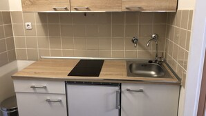 Apartment | Private kitchen | Coffee/tea maker, full-size fridge, stovetop, electric kettle - Apartment in Erlangen (Erlangen)