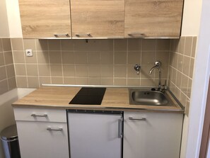 Apartment | Eigene Küche | Großer Kühlschrank, Herdplatte, Wasserkocher mit Kaffee-/Teezubehör