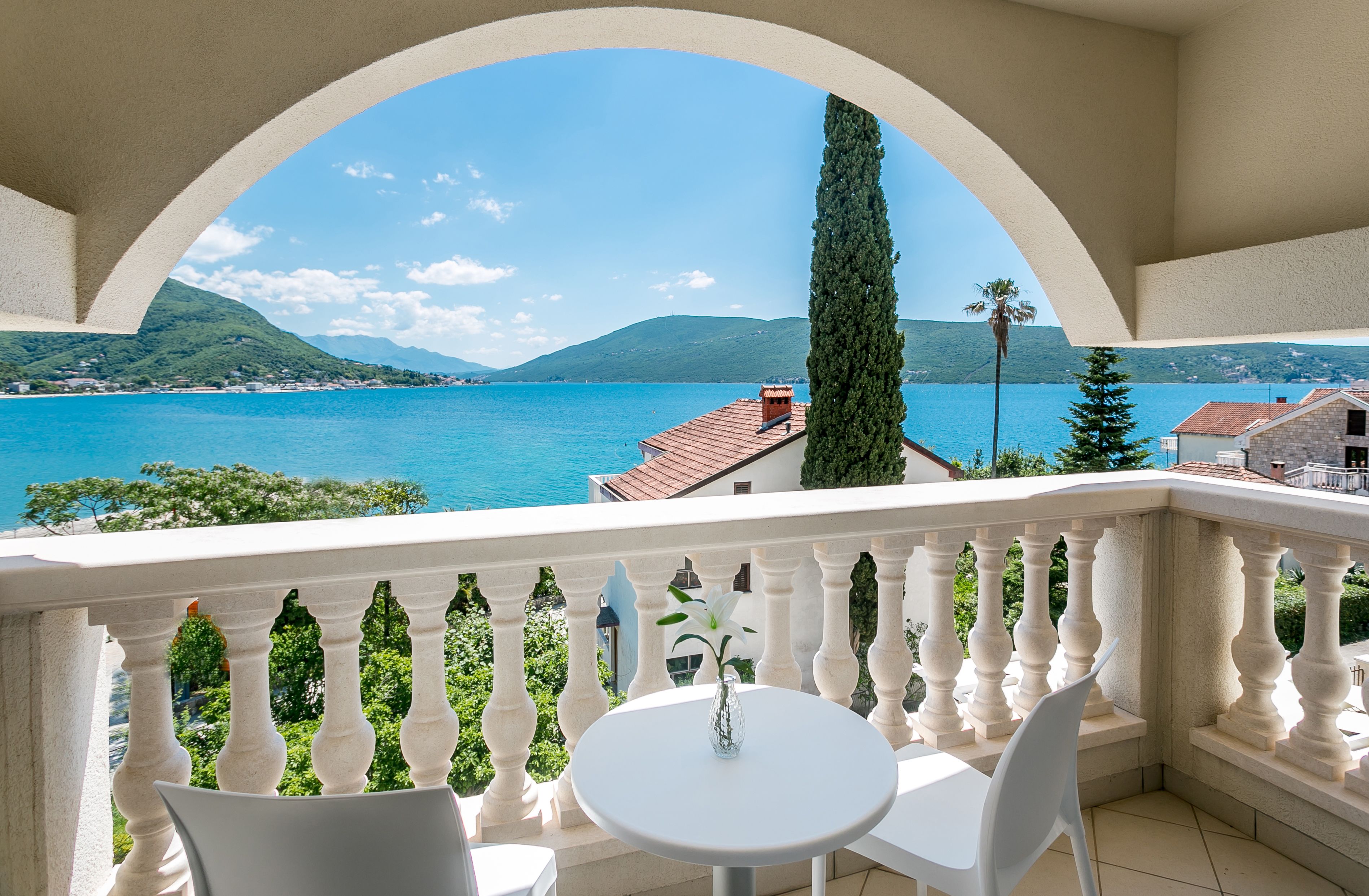 superior suite, balcony, sea view | frette italian sheets, premium bedding, memory-foam beds, minibar