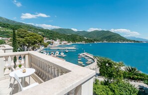 Superior suite, balkon, uitzicht op zee | Uitzicht op strand/zee